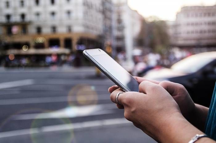 Digitaliseringen bidrar også til å endre hvordan vi reiser. Mens vi før forholdt oss til faste busstider, kan vi i dag bruke mobiltelefonen for å finne beste reisealternativ. Ill.: pecaphoto77